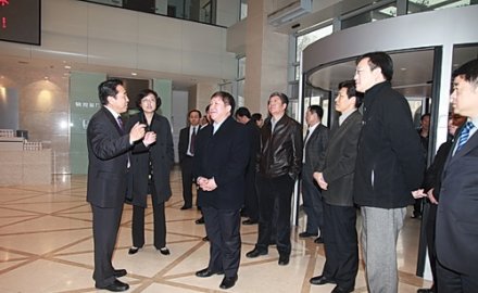 曹健林到國(guó)家輪胎工程中心考察